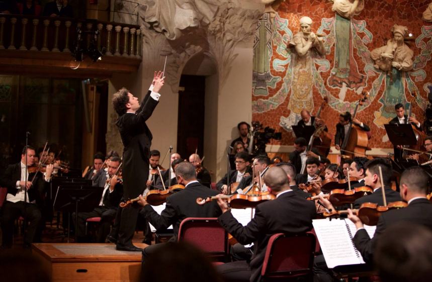 Gustavo-Dudamel-dirige-la-Sinfonica-Simon-Bolivar-en-el-Palau-de-la-Musica-Catalan